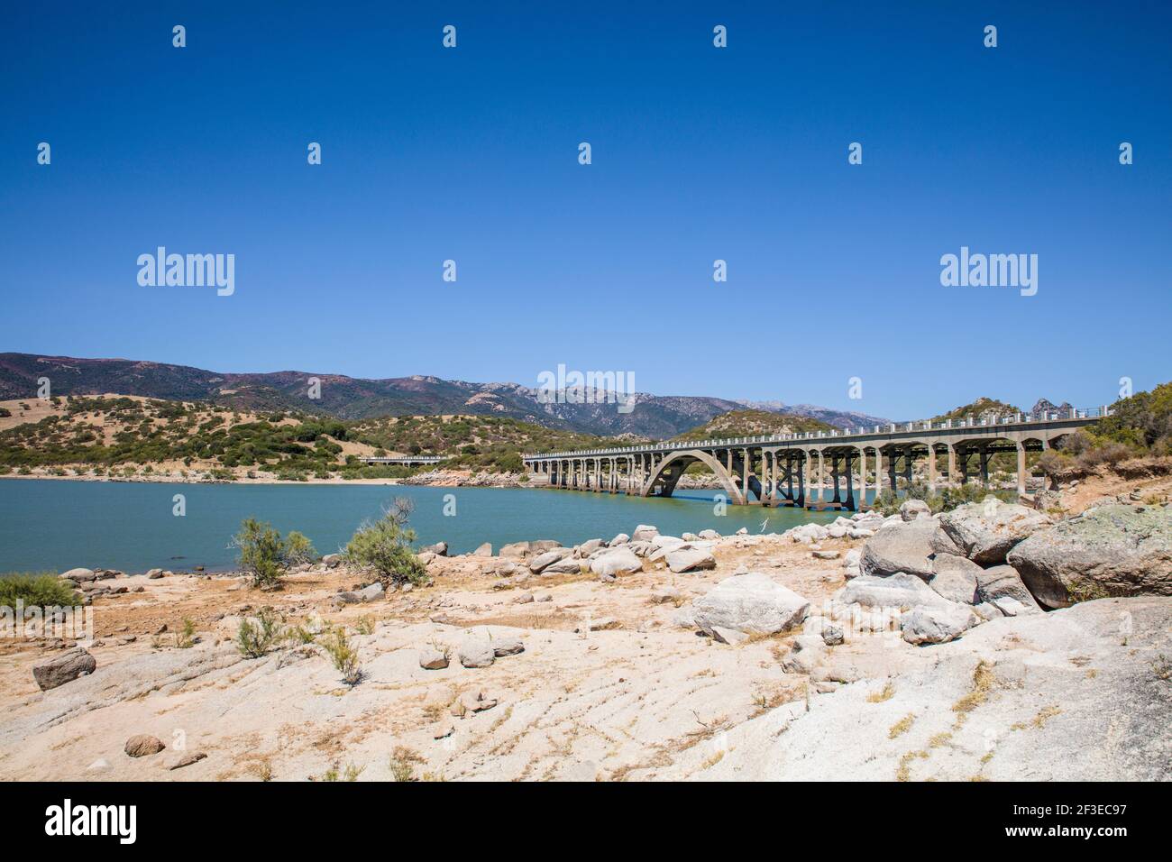 Ponte sul serbatoio dell'acqua Foto Stock