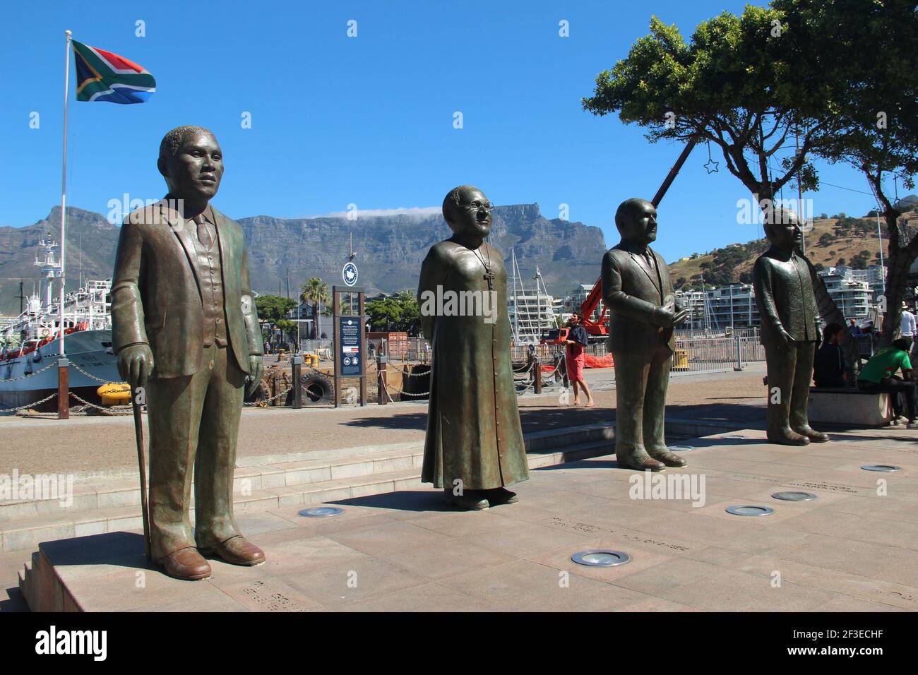 Statue di Nkosi Albert Luthuli, Arcivescovo Emerito Desmond Tutu, FW de Klerk e Nelson Mandela in Piazza Nobel, Città del Capo, Sud Africa Foto Stock