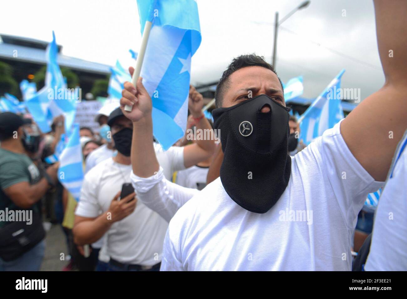 16 marzo 2021, Ecuador, Guayaquil: I tifosi che indossano le maschere hanno ondulato le bandiere di Guayaquil e celebrano la decisione del governo locale di intraprendere un'azione legale contro Pfizer per garantire le vaccinazioni a Corona in mezzo alla pandemia di Corona. "Questa è la prima volta che una piccola città latino-americana si è adita contro una società transnazionale. Ma non voler vendere le vaccinazioni ad un governo locale è un assalto e va contro la vita e la salute,' i media locali hanno citato il sindaco della città di Guayaquil come dire. Foto: Marcos pin Mendez/dpa Foto Stock