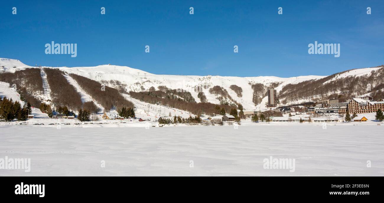 Super Besse stazione sciistica e Lago di miniere congelato, Parco Naturale Regionale dei Volcans d'Auvergne Puy de Dome, Auvergne, Francia Foto Stock