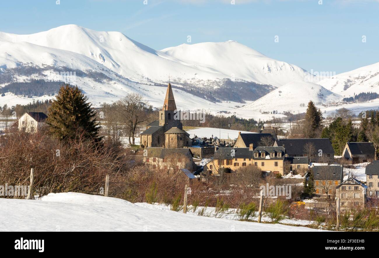 Massiccio del Sancy e Saint-victor la Riviere villaggio nel Parco Naturale Regionale dei vulcani d'Alvernia in inverno, Puy de Dome. Auvergne-Rodano-Alpi Foto Stock