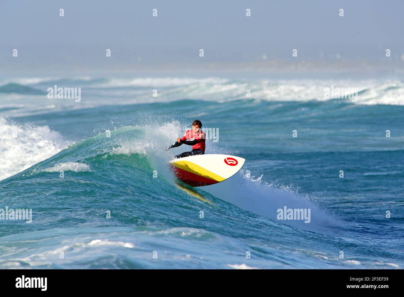 Pierre Girardeau (fra) in azione entra nella top 4 delle qualifiche per l'evento principale della Coppa del mondo Stand Up paddle che si tiene a la Torche (Francia occidentale) dal 26 ottobre al 3 novembre 2013 - Foto Erwan Crouan / DPPI - Foto Stock