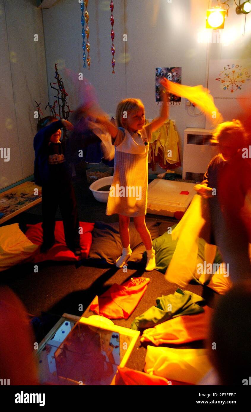 I BAMBINI NEL PROGETTO KALEIDOSCOPE NELLA COLLINA DEL PEPE PRIMA SCUOLA A MILTON KEYNES.15/7/04 PILSTON Foto Stock