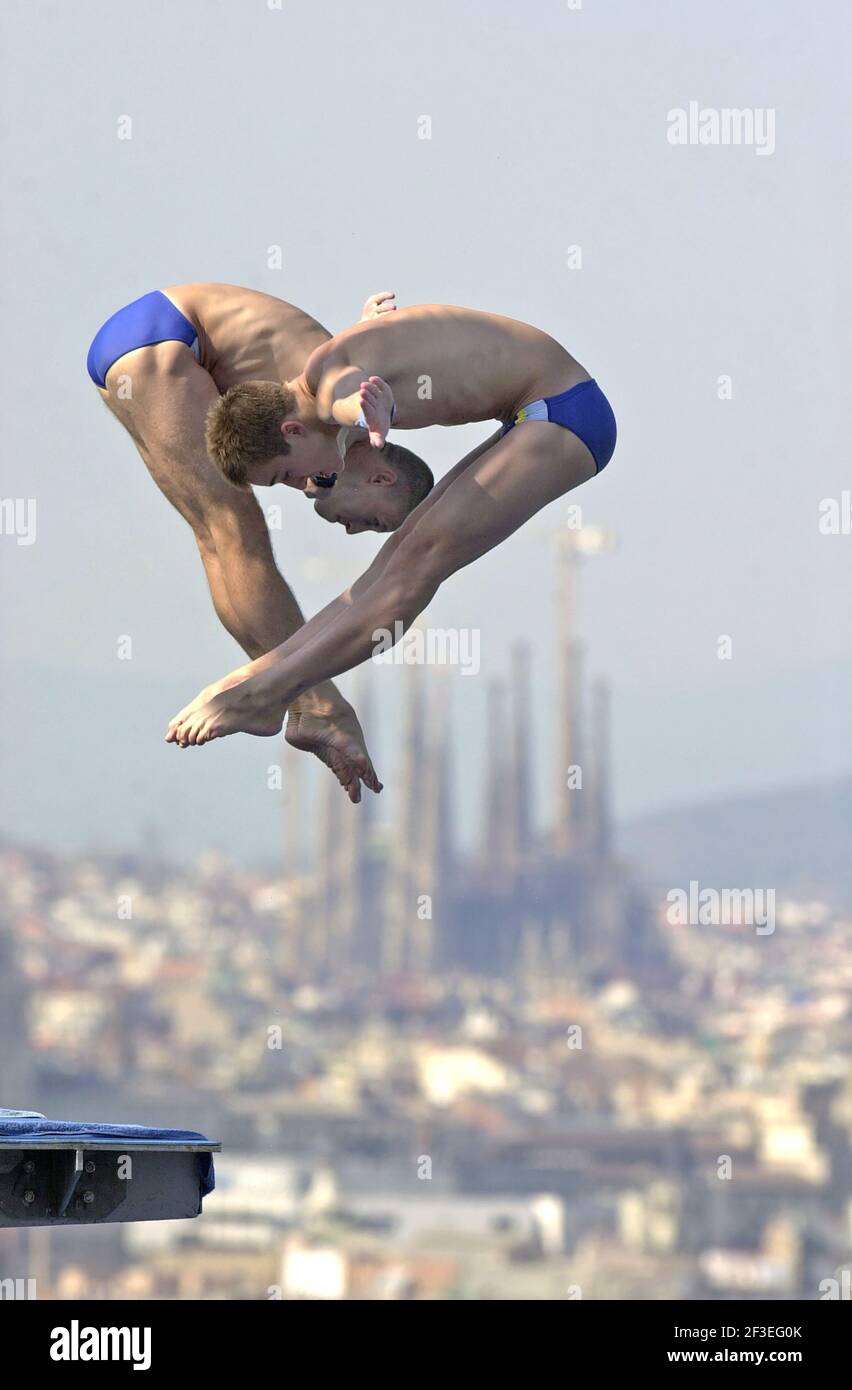 Subacquei durante l'immersione sincronizzata della Coppa del mondo di nuoto, a Barcellona 2003. Foto Stock