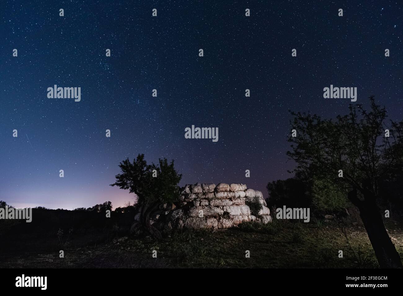 Magnifica fotografia del talayot ​​ (costruzione preromana) della Artá ​​area, a Maiorca, Isole Baleari, Spagna. Foto Stock