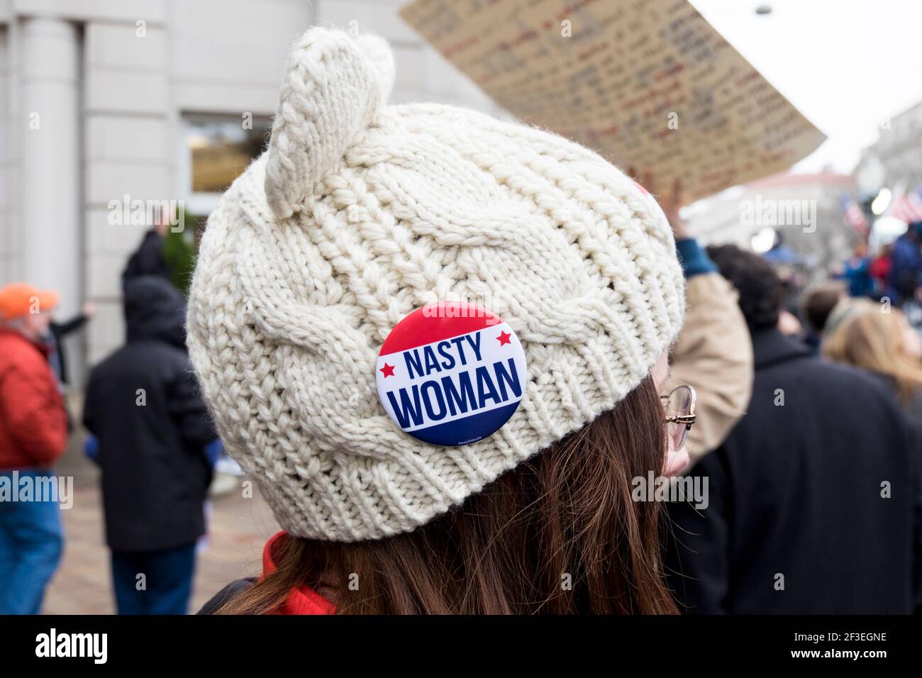 Rosso, bianco e blu Nasty Woman pulsante di protesta su un cappello. All'insediamento del presidente Donald Trump nel 2017 a Washington D.C. Foto Stock
