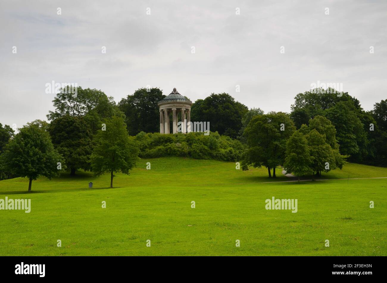 Tempio Monopteros nel pubblico giardino inglese park, Monaco di Baviera Baviera Germania Foto Stock