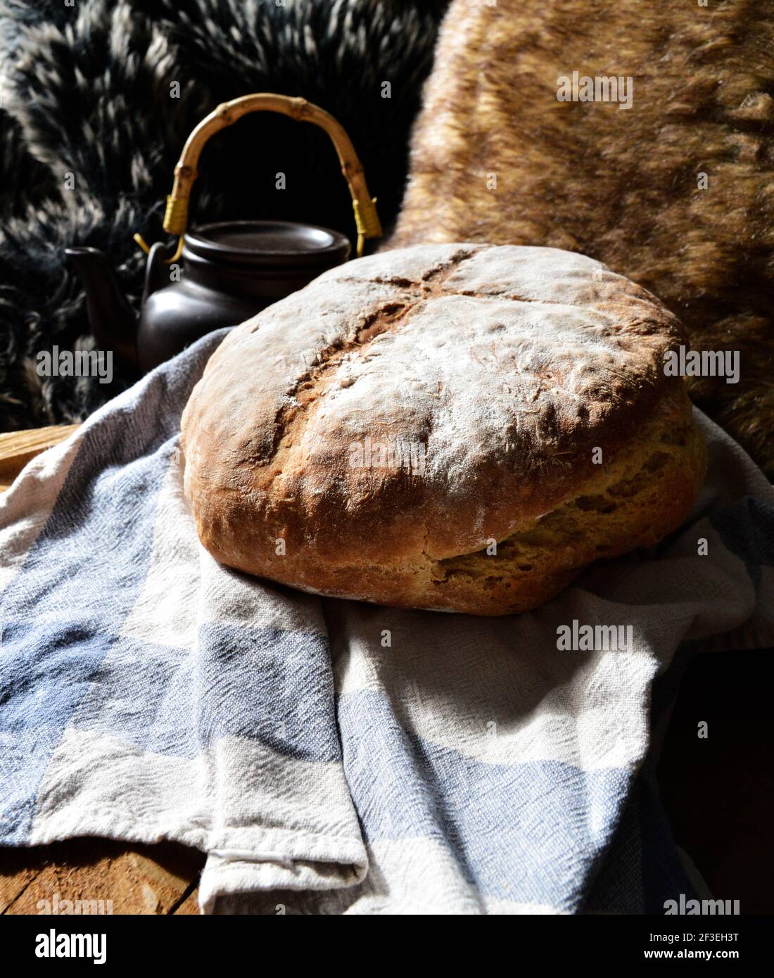Appetitoso pane fatto in casa per cena, pranzo o colazione. Foto Stock