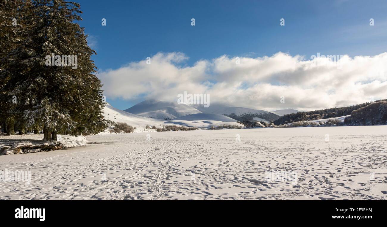 Lago Frozen Guery in inverno, Parco Naturale Regionale dei Volcans d'Auvergne, Puy de Dome, Francia, Europa Foto Stock