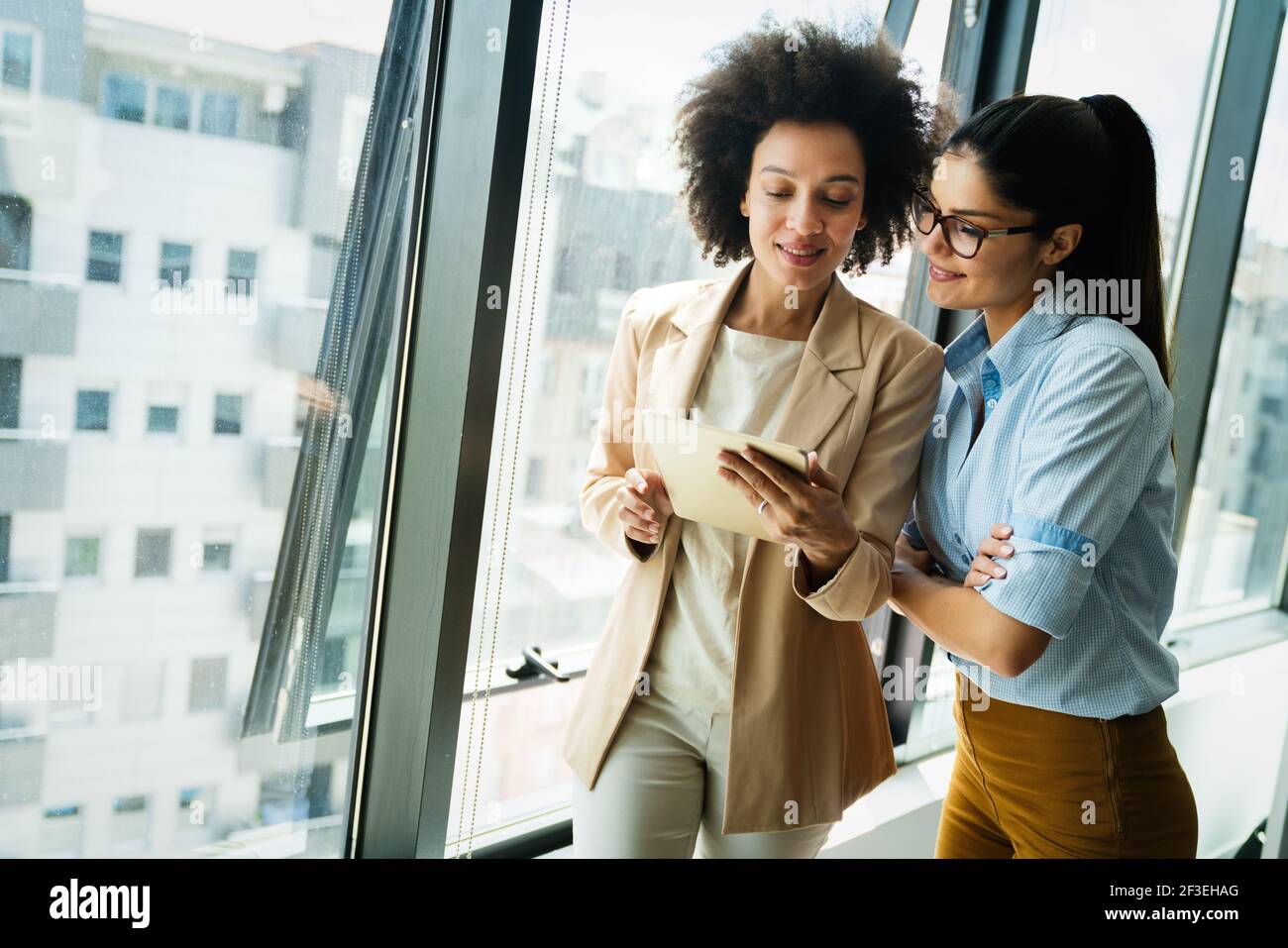 Partner commerciali che utilizzano un computer touchscreen per la discussione sui progetti. Foto Stock