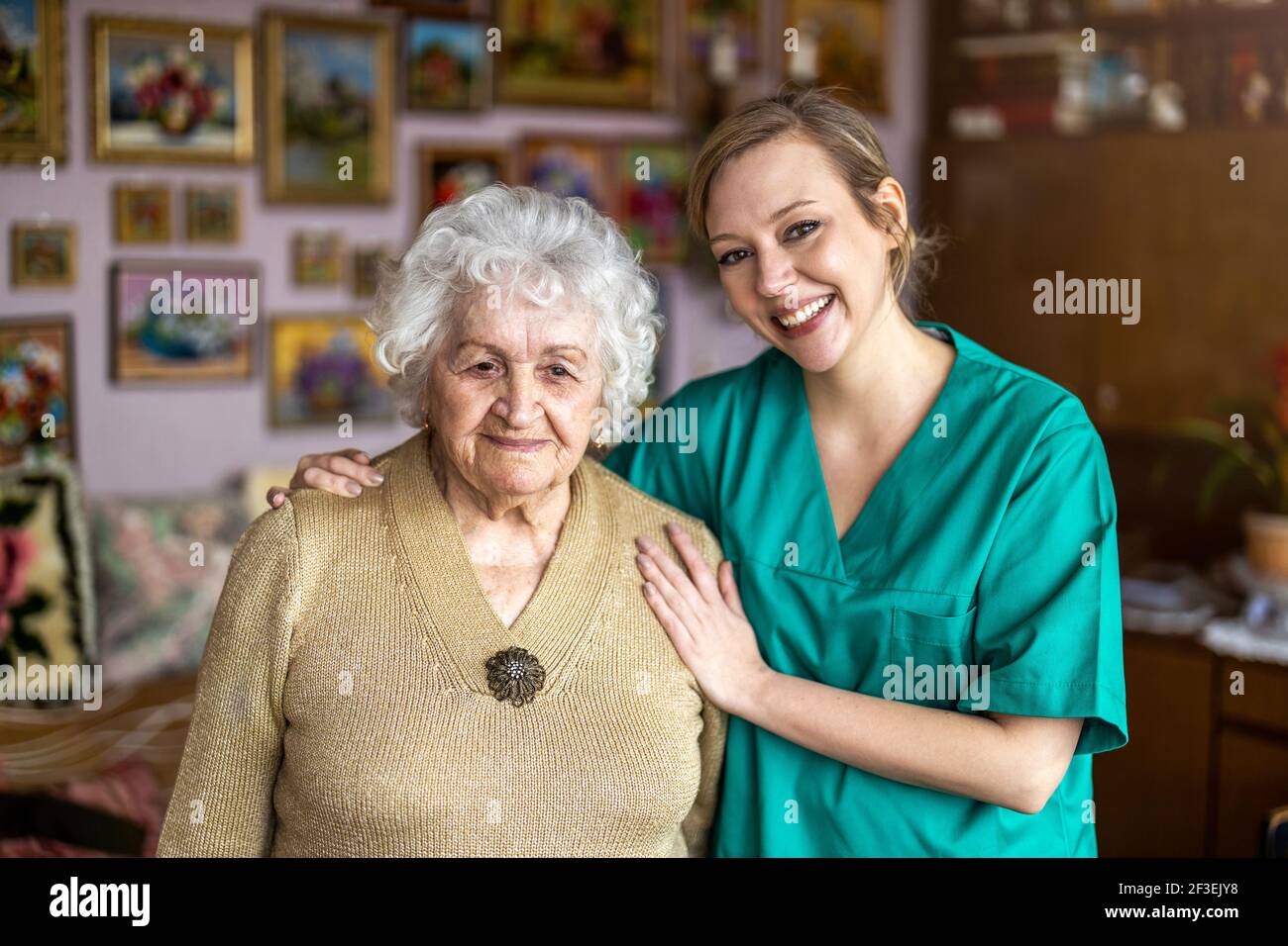 Infermiera cordiale che sostiene una signora anziana Foto Stock