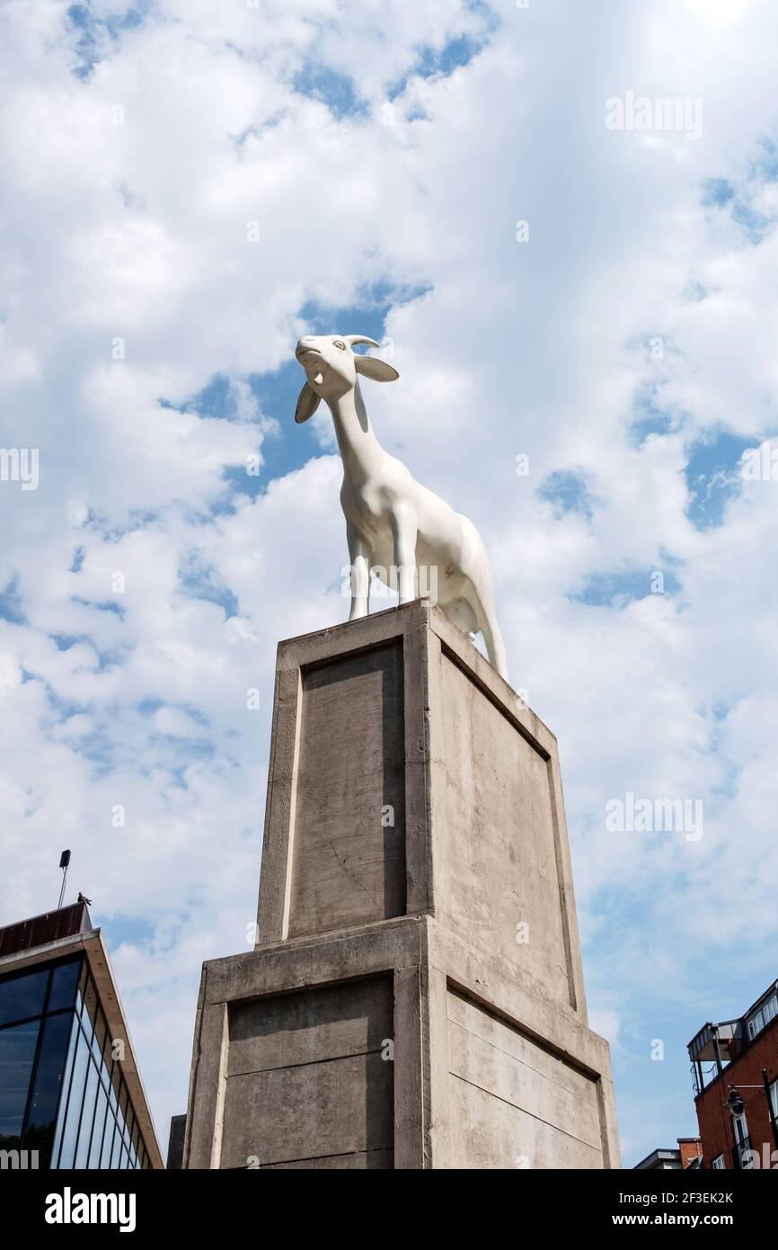 I Goat Statua di Kenny Hunter, Bishop's Square, Spitalfields, Londra, Regno Unito Foto Stock
