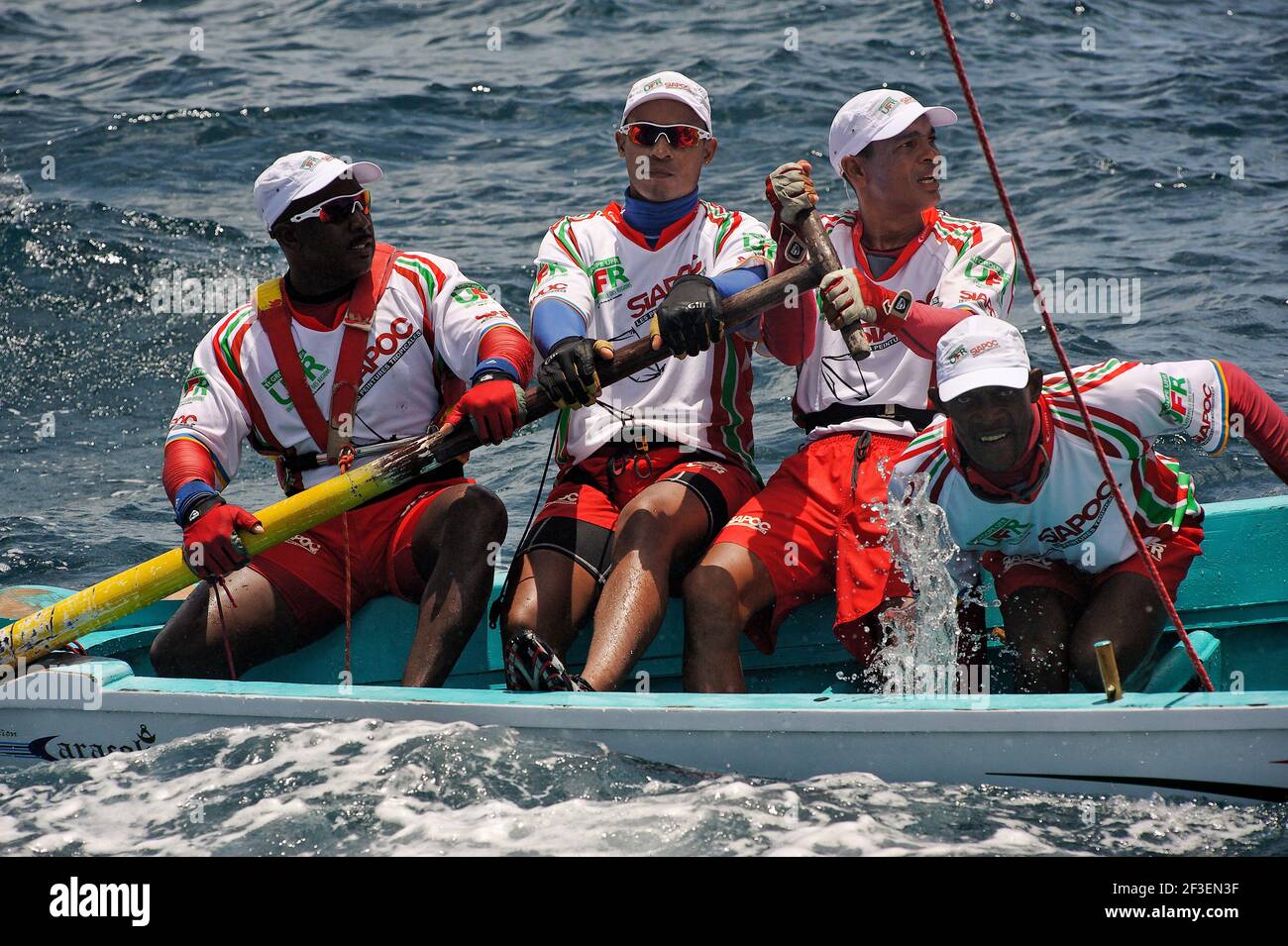 VELA - BARCA TRADIZIONALE - TOUR DES YOLES 2009 - MARTINIQUE (FRA) - 27/07/09PHOTO : FREDERIC AUGENDRE / DPPI FELIX MERINEE (2D DESTRA) GUIDA UFR; HA VINTO SEI VOLTE IL TOUR, ED È SULLA STRADA PER FINIRE SECONDO DI QUESTA EDIZIONE 2009,... 17 SECONDI DIETRO IL RAGAZZO ALBERT ROMER, MAESTRO DI JOSEPH COTTRELL OPTIKA Foto Stock