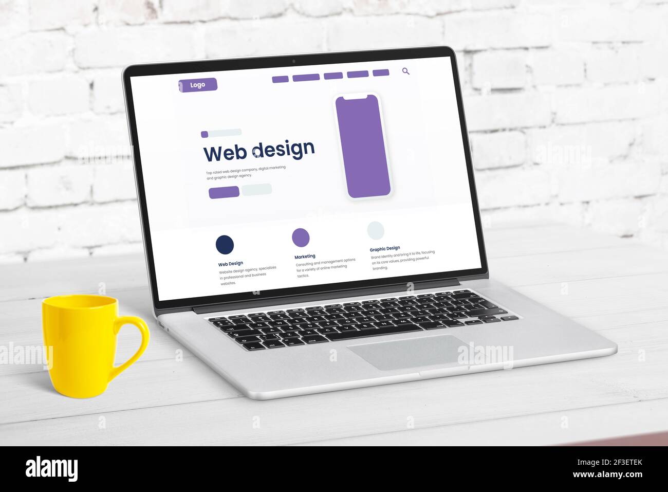 Concetto di pagina di studio di disegno di fotoricettore con gli elementi di Web site sul calcolatore di laptop. Scrivania pulita con tazza di caffè gialla accanto Foto Stock