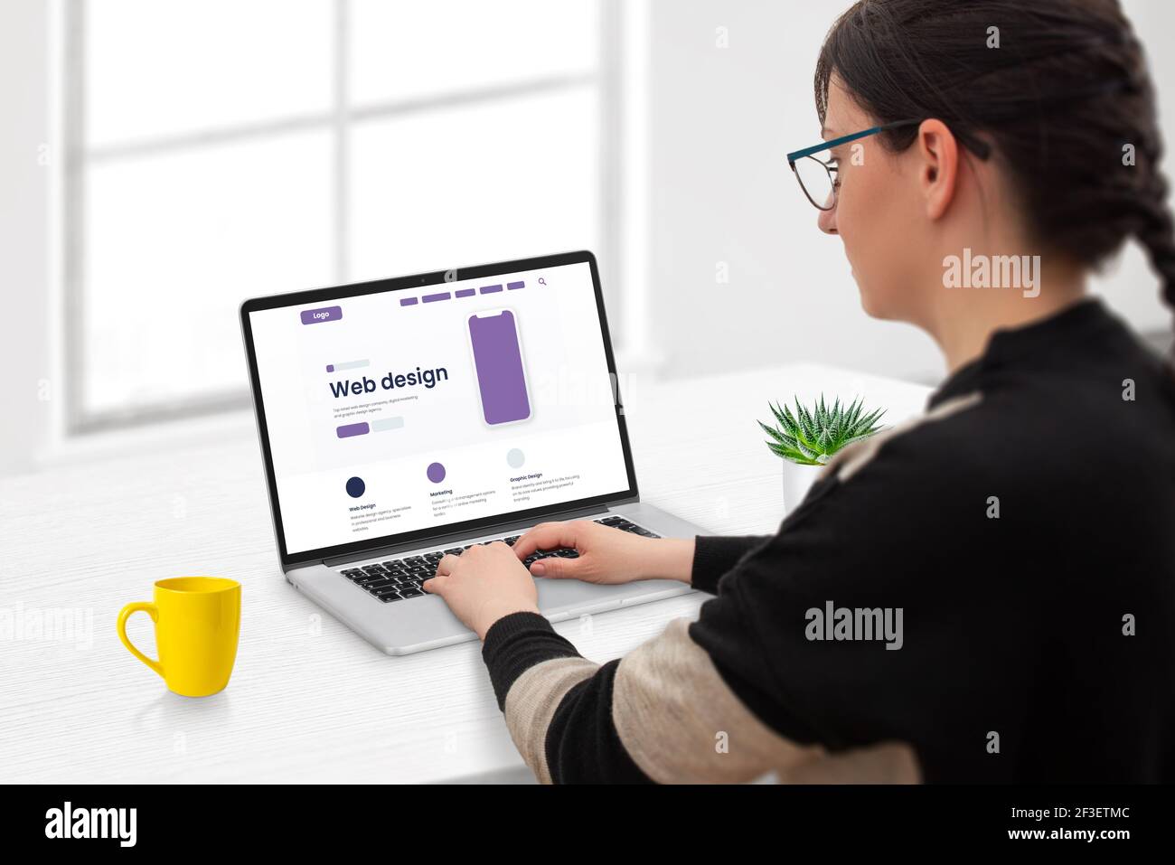 Concetto di sviluppo di Web site. Donna progetta un layout di sito web. Design moderno e piatto della pagina web Foto Stock