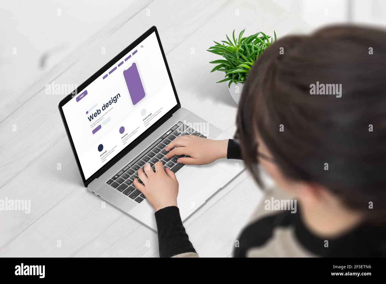 Web designer lavoro su computer portatile sul concetto di layout di pagina web Foto Stock