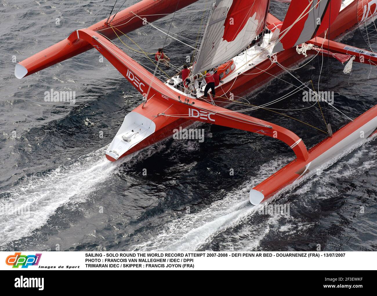 SAILING - SOLO ROUND THE WORLD RECORD TRY 2007-2008 - DEFI PENN AR BED - DOUARNENEZ (FRA) - 13/07/2007 PHOTO : FRANCOIS VAN MALLEGHEM / IDEC / DPPI TRIMARAN IDEC / SKIPPER : FRANCIS JOYON (FRA) Foto Stock