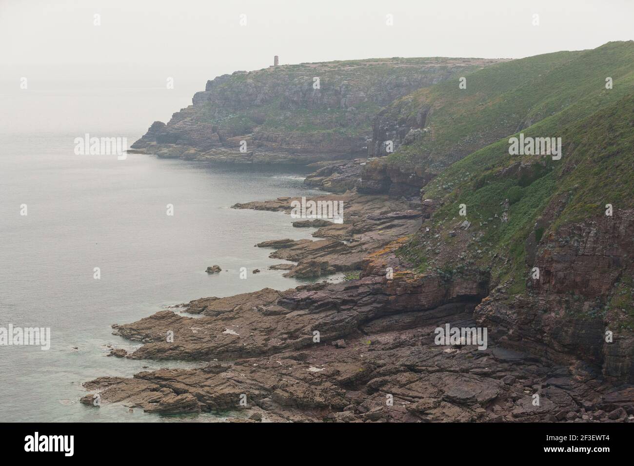 Cap Frehel nella nebbia. Ripide scogliere sulla costa settentrionale della Bretagna, Francia. Vista sulla cima rocciosa del Cap al mare nella nebbia. Foto Stock
