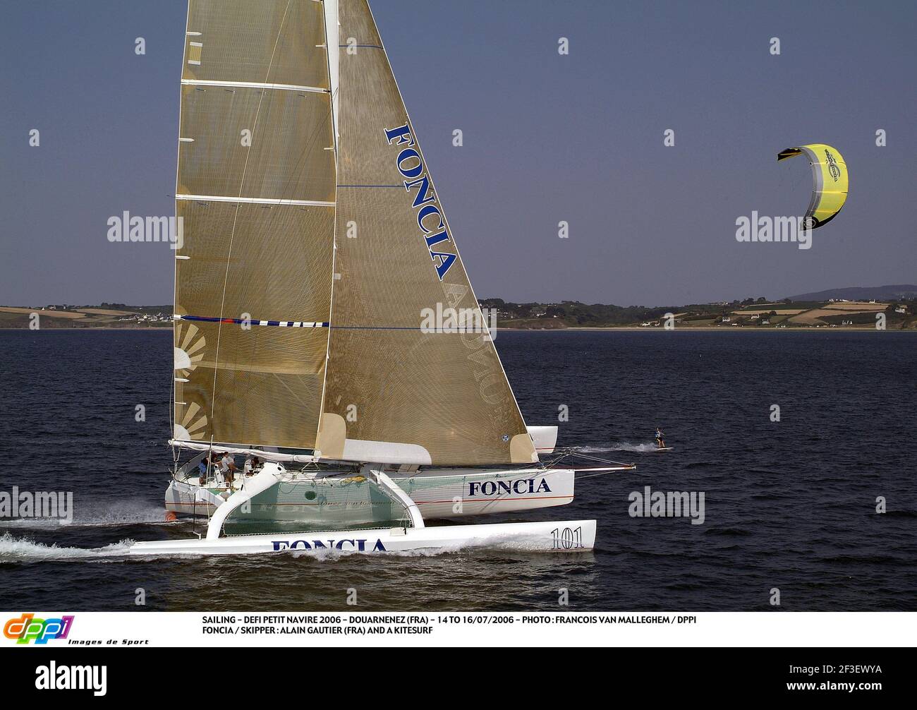 VELA - DEFI PETIT NAVIRE 2006 - DOUARNENEZ (FRA) - DAL 14 AL 16/07/2006 - FOTO : FRANCOIS VAN MALLEGHEM / DPPI FONCIA / SKIPPER : ALAIN GAUTIER (FRA) E UN KITESURF Foto Stock