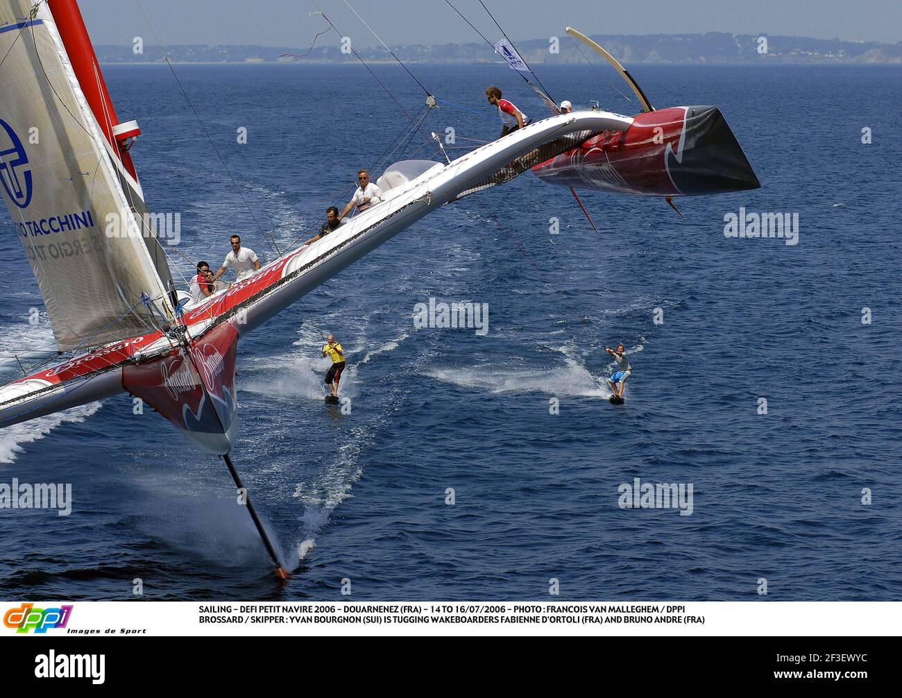 VELA - DEFI PETIT NAVIRE 2006 - DOUARNENEZ (FRA) - DAL 14 AL 16/07/2006 - FOTO : FRANCOIS VAN MALLEGHEM / DPPI BROSSARD / SKIPPER : YVAN BOURGNON (SUI) È IL TUGING WAKEBOARDERS FABIENNE D'ORTOLI (FRA) E BRUNO ANDRE (FRA) Foto Stock