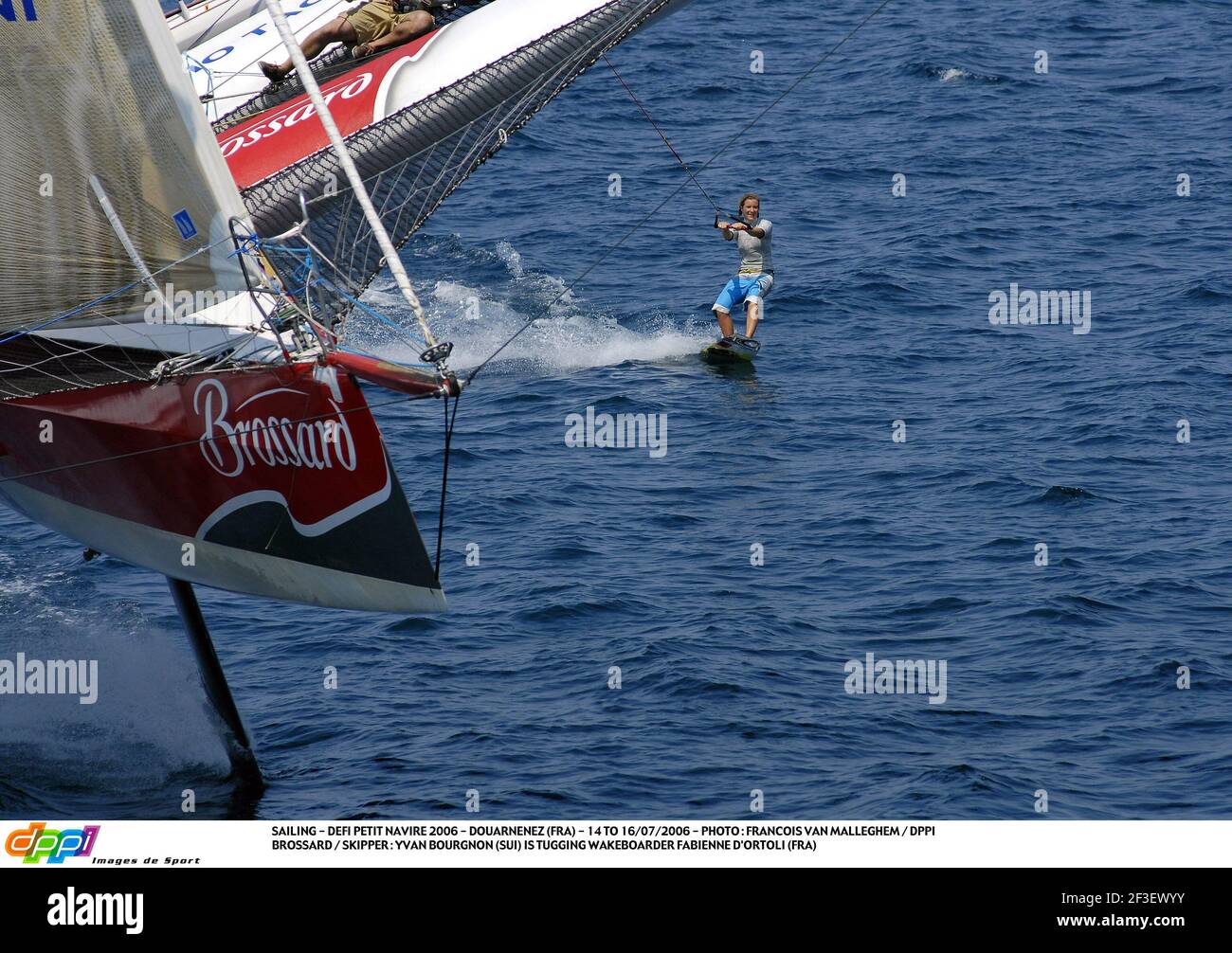 VELA - DEFI PETIT NAVIRE 2006 - DOUARNENEZ (FRA) - DAL 14 AL 16/07/2006 - FOTO : FRANCOIS VAN MALLEGHEM / DPPI BROSSARD / SKIPPER : YVAN BOURGNON (SUI) IS TUGING WAKEBOARDER FABIENNE D'ORTOLI (FRA) Foto Stock