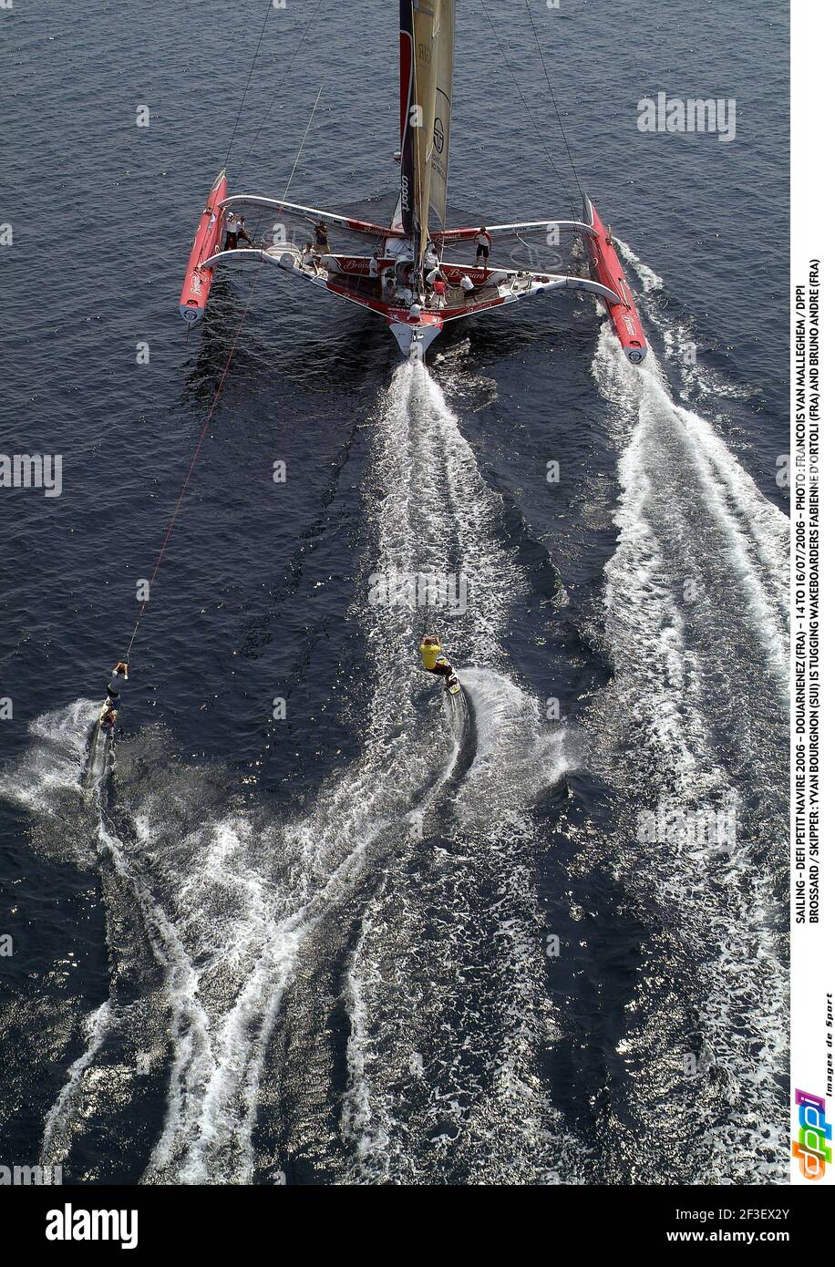 VELA - DEFI PETIT NAVIRE 2006 - DOUARNENEZ (FRA) - DAL 14 AL 16/07/2006 - FOTO : FRANCOIS VAN MALLEGHEM / DPPI BROSSARD / SKIPPER : YVAN BOURGNON (SUI) È IL TUGING WAKEBOARDERS FABIENNE D'ORTOLI (FRA) E BRUNO ANDRE (FRA) Foto Stock