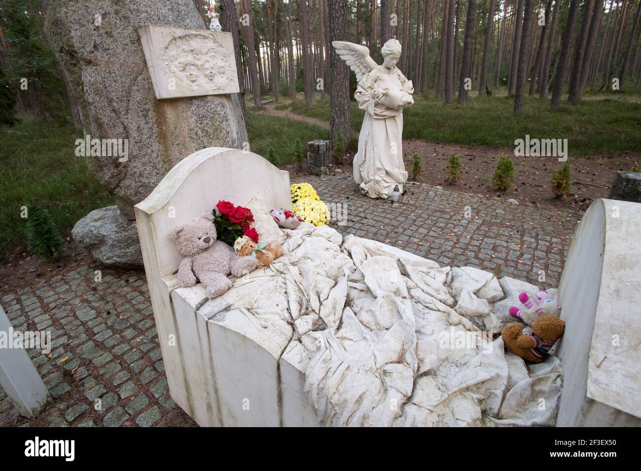 Bambini vittime del monumento di Piasnica e una delle 30 tombe di massa di almeno 12.000 a 14.000 intellettuali polacchi (attivisti nazionali, insegnanti, prete Foto Stock