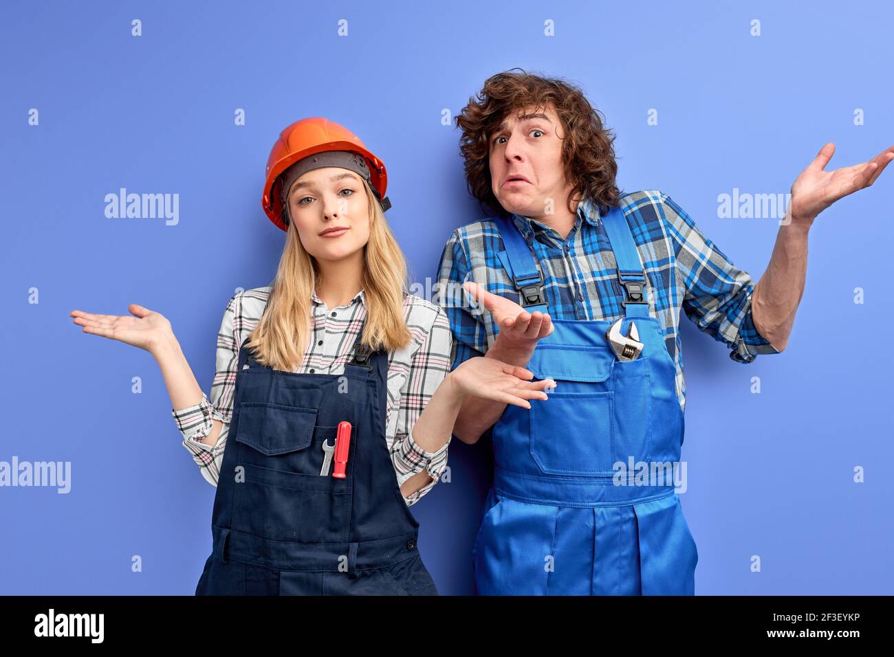 team di ingegneri civili che indossano abiti uniformi e resistenti che lavorano in fabbrica industriale. Progettazione e architettura. Uomo e donna misunderstandi Foto Stock
