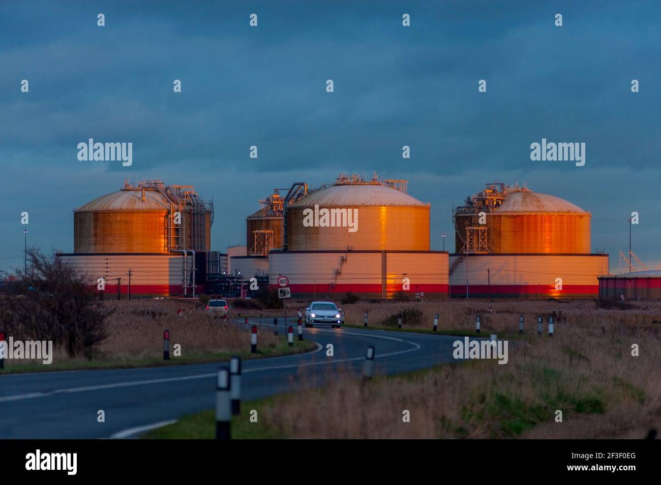 I serbatoi di gas naturale liquido National Grid presso il National Grid Terminal di Grain Kent, al tramonto Foto Stock