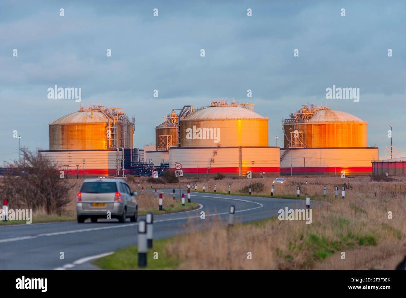 I serbatoi di gas naturale liquido National Grid presso il National Grid Terminal di Grain Kent, al tramonto Foto Stock