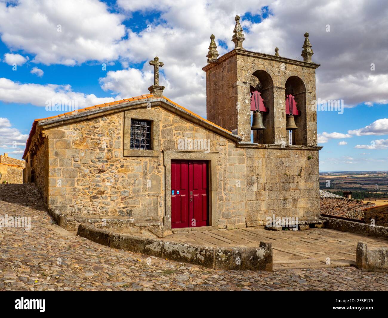 Castelo Rodrigo, Portogallo - Agosto 2020: Vista della Chiesa romanica di nostra Signora di Rocamador del villaggio storico di Castelo Rodrigo, Portogallo Foto Stock