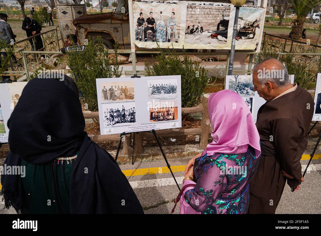 I curdi iracheni visualizzano le immagini delle vittime dell'attacco chimico di Halabja.il 33° anniversario dell'attacco chimico effettuato dal governo iracheno il 16 marzo 1988 sulla città di Halabja nella regione del Kurdistan, che ha ucciso quasi 5000 persone e ha ferito 10000 la maggior parte di loro civili. Migliaia di abitanti della città sono morti nell'anno successivo all'attacco a causa di complicazioni sanitarie e a causa di malattie e difetti congeniti. Foto Stock