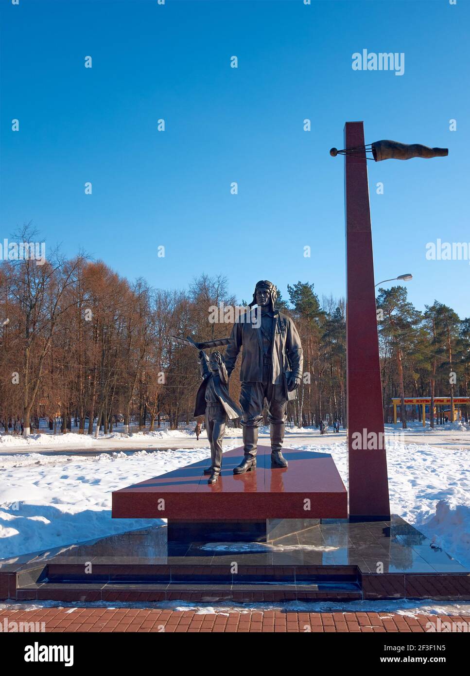 Monumento agli Aviatori dedicato ai piloti sovietici della seconda guerra mondiale, uno dei simboli della città: Zhukovsky, Russia - 11 marzo 2021 Foto Stock