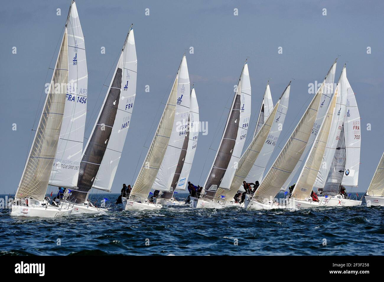 Flotta J80 durante l'SPI Ouest France Intermarche 2014 a la Trinite sur Mer, Baie de Quiberon, Francia occidentale, il 18 aprile 2014 - Foto Francois Van Malleghem / DPPI Foto Stock