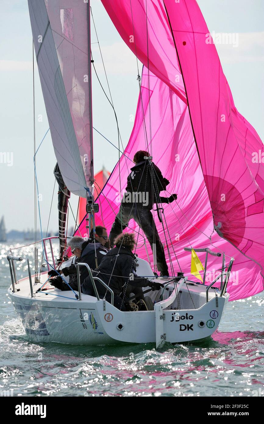 J80 J'Golo , skipper Marc Wiel (fra) durante l'SPI Ouest France Intermarche 2014 a la Trinite sur Mer, Baie de Quiberon, Francia occidentale, il 18 aprile 2014 - Foto Francois Van Melleghem / DPPI Foto Stock