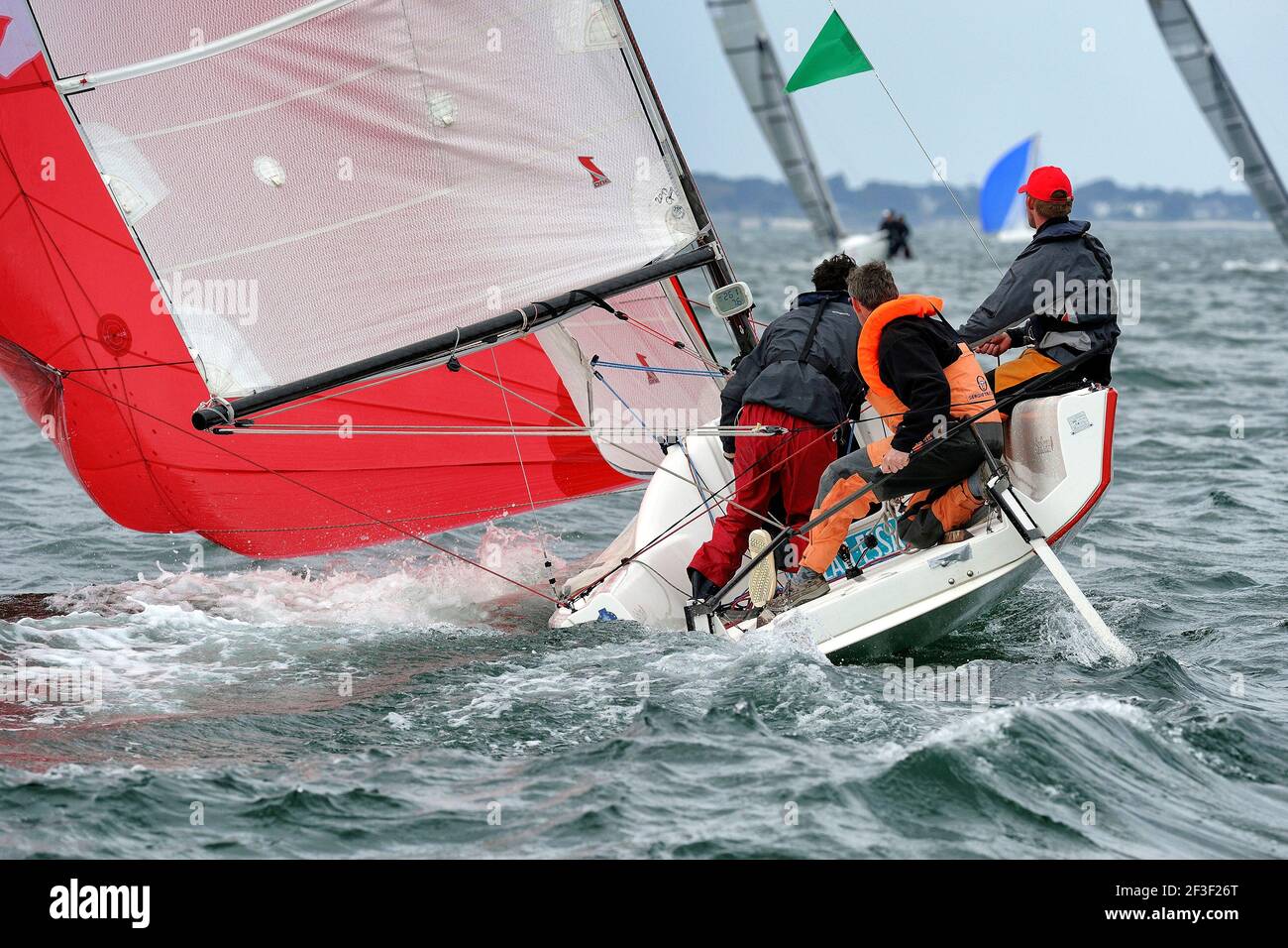 Seascape Distribution France (Seascape 18) skipper F. Coutant (fra) durante l'SPI Ouest France Intermarche 2014 a la Trinite sur Mer, Baie de Quiberon, Francia occidentale, il 18 aprile 2014 - Foto Francois Van Malleghem / DPPI Foto Stock