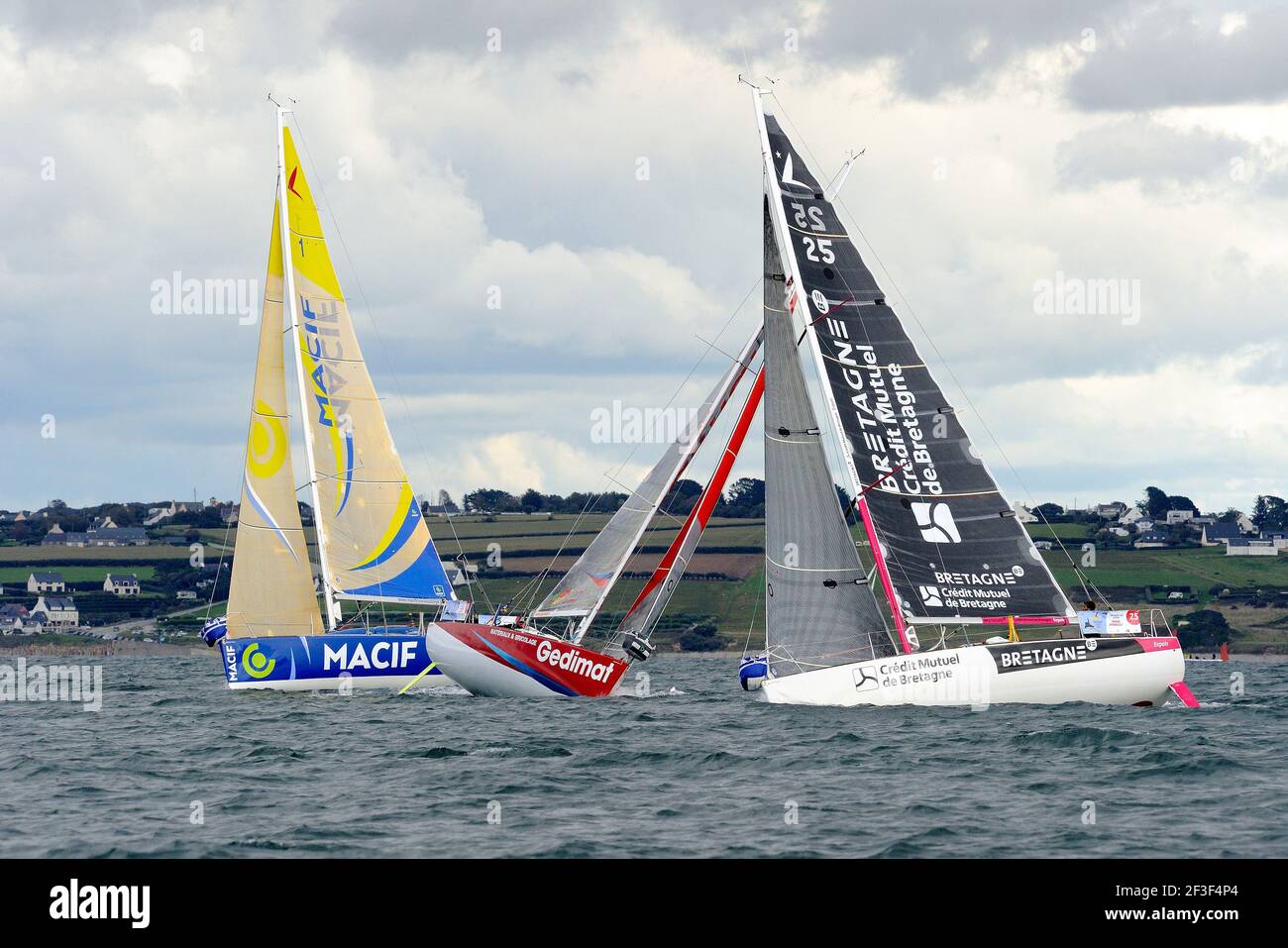 Charlie Dalin (Macif), Thierry Chabagny (Gedimat), Pierre Rhimbault (Bretagne CMB Espoir) durante l'inizio del Douarnenez Fastnet solo 2017 il 17 settembre 2017 a Douarnenez, Francia - Foto Francois Van Malleghem / DPPI Foto Stock