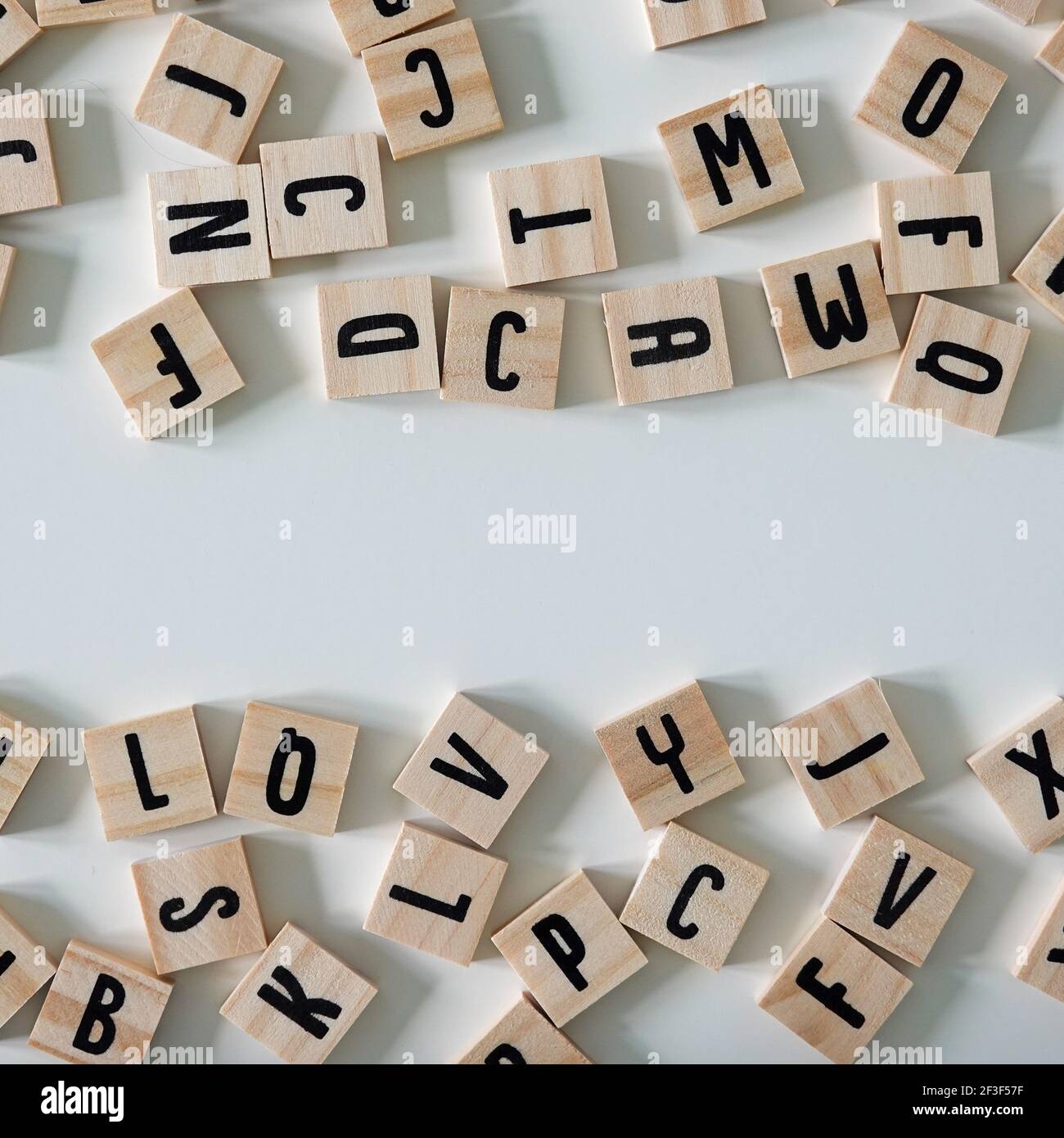 Lettere di legno con uno spazio aperto che può essere utilizzato come spazio di copia su un fondo bianco. Foto Stock