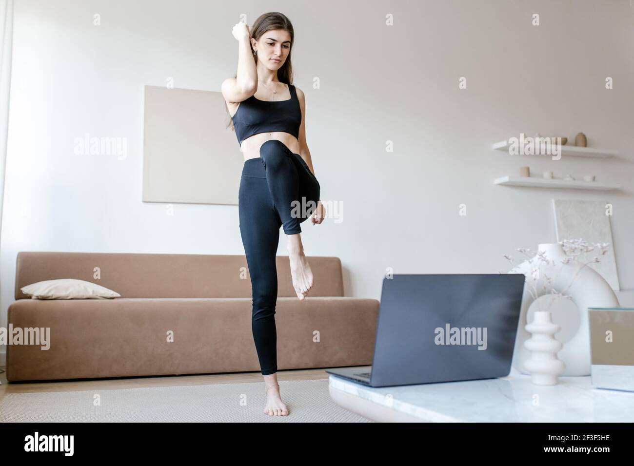 la donna fa esercizi di yoga online Foto Stock