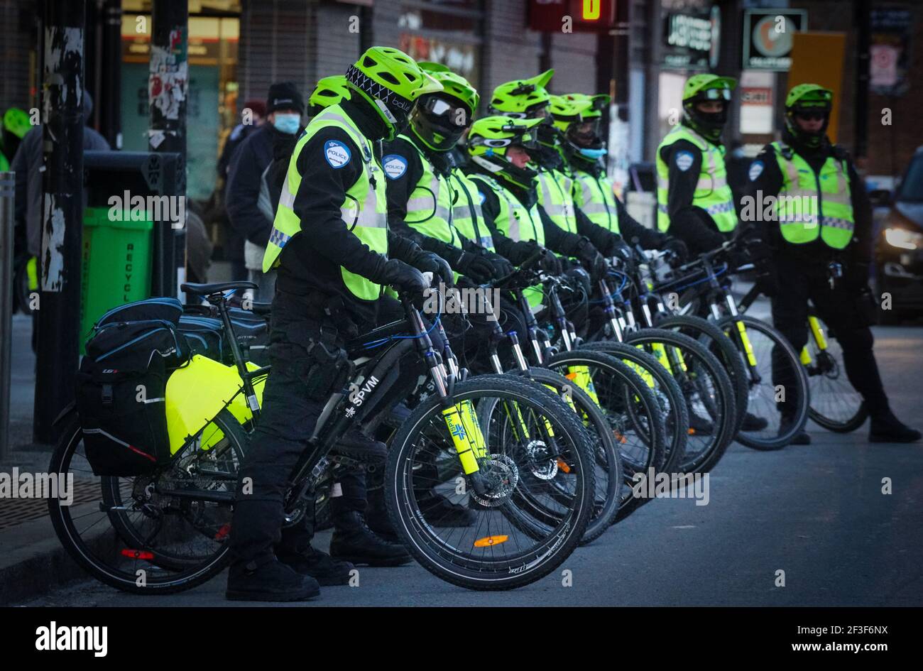Montreal,Quebec,Canada,Marzo 15,2021.Montreal polizia in bicicletta ad una dimostrazione a Montreal,Quebec,Canada.Credit:Mario Beauregard/Alamy News Foto Stock