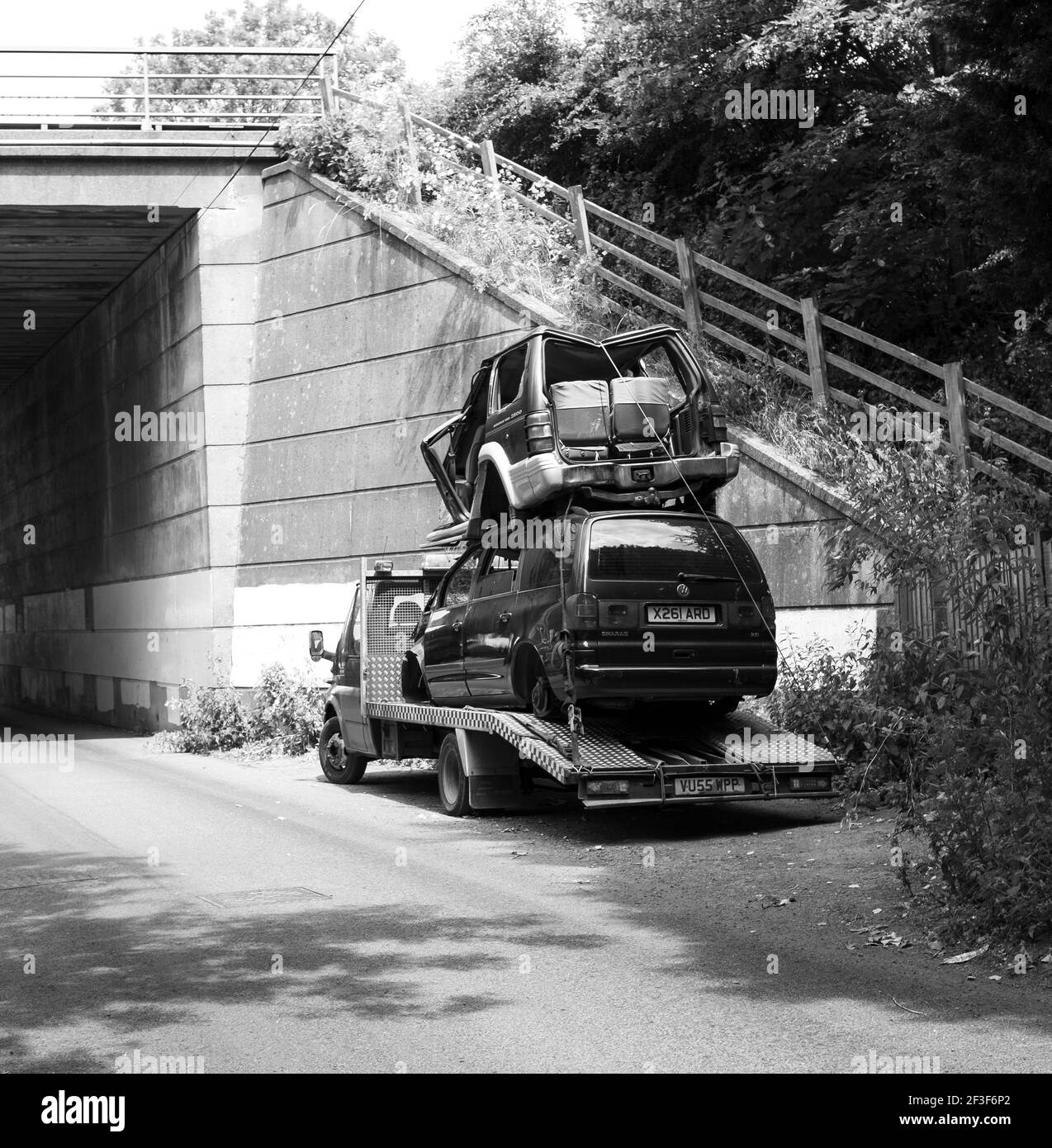 Due automobili di scarto su un trasportatore Foto Stock