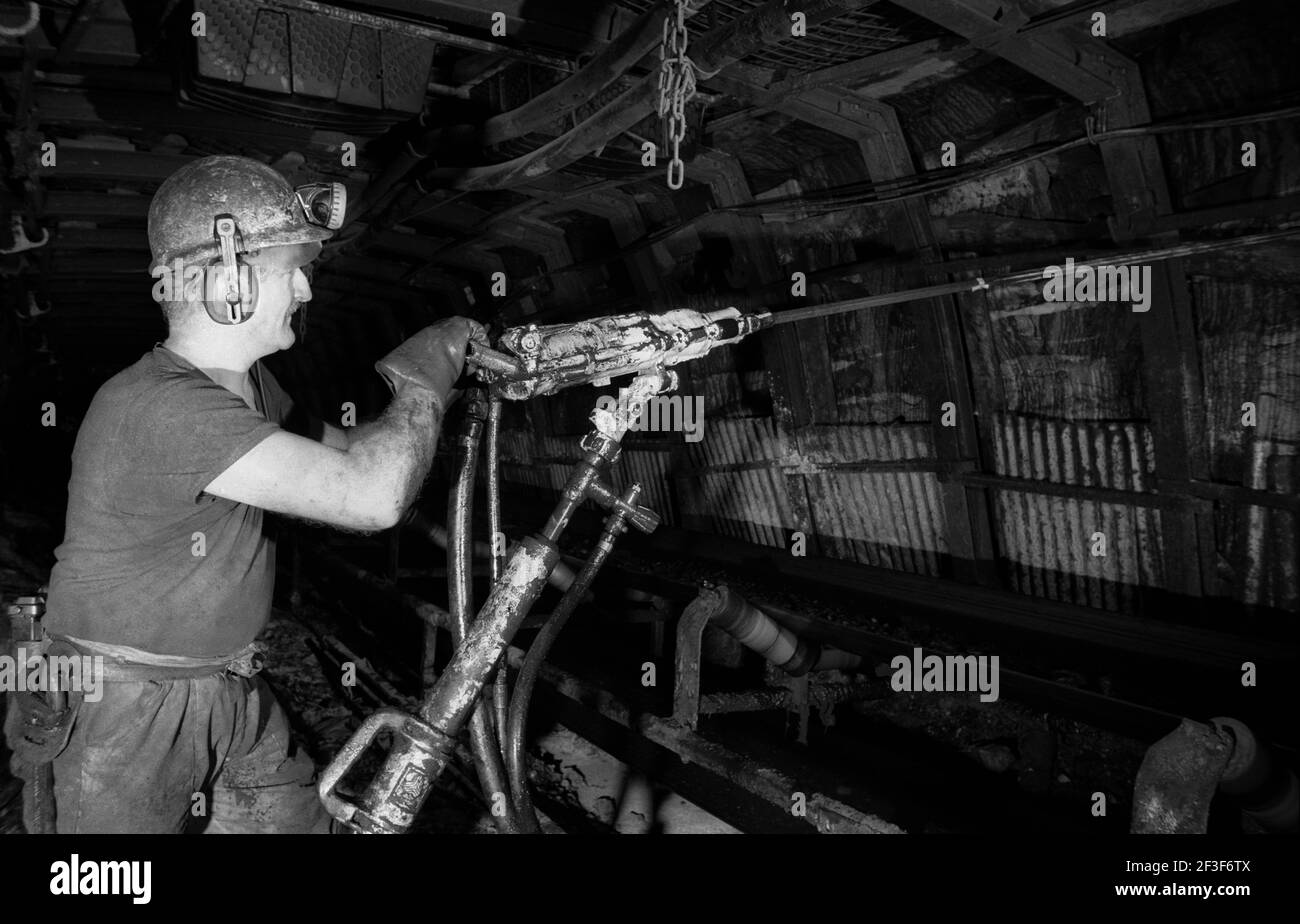 Uomo che perfora i fori nel giacimento di carbone sotterraneo a Monkwearmouth Colliery Foto Stock