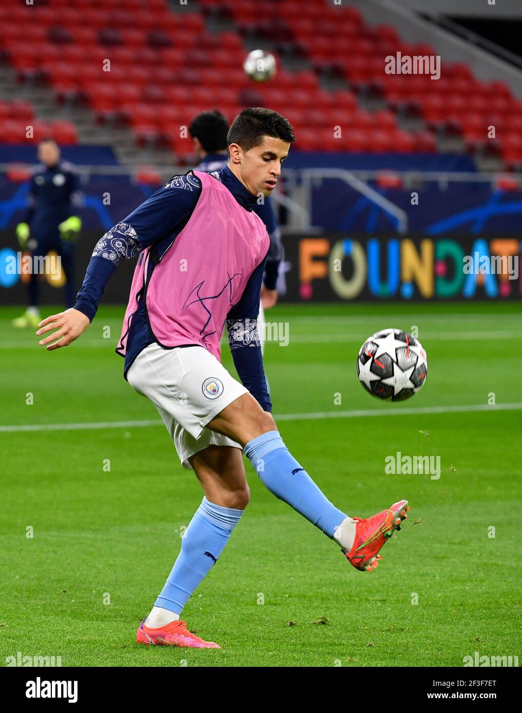 Budapest, Ungheria. 16 Marzo 2021. Calcio: Champions League, Manchester City - Borussia Mönchengladbach, round di knockout, round di 16, seconda tappa alla Puskas Arena. Joao Cancelo di Manchester City si riscalda prima della partita. Credit: Marton Monus/dpa/Alamy Live News Foto Stock