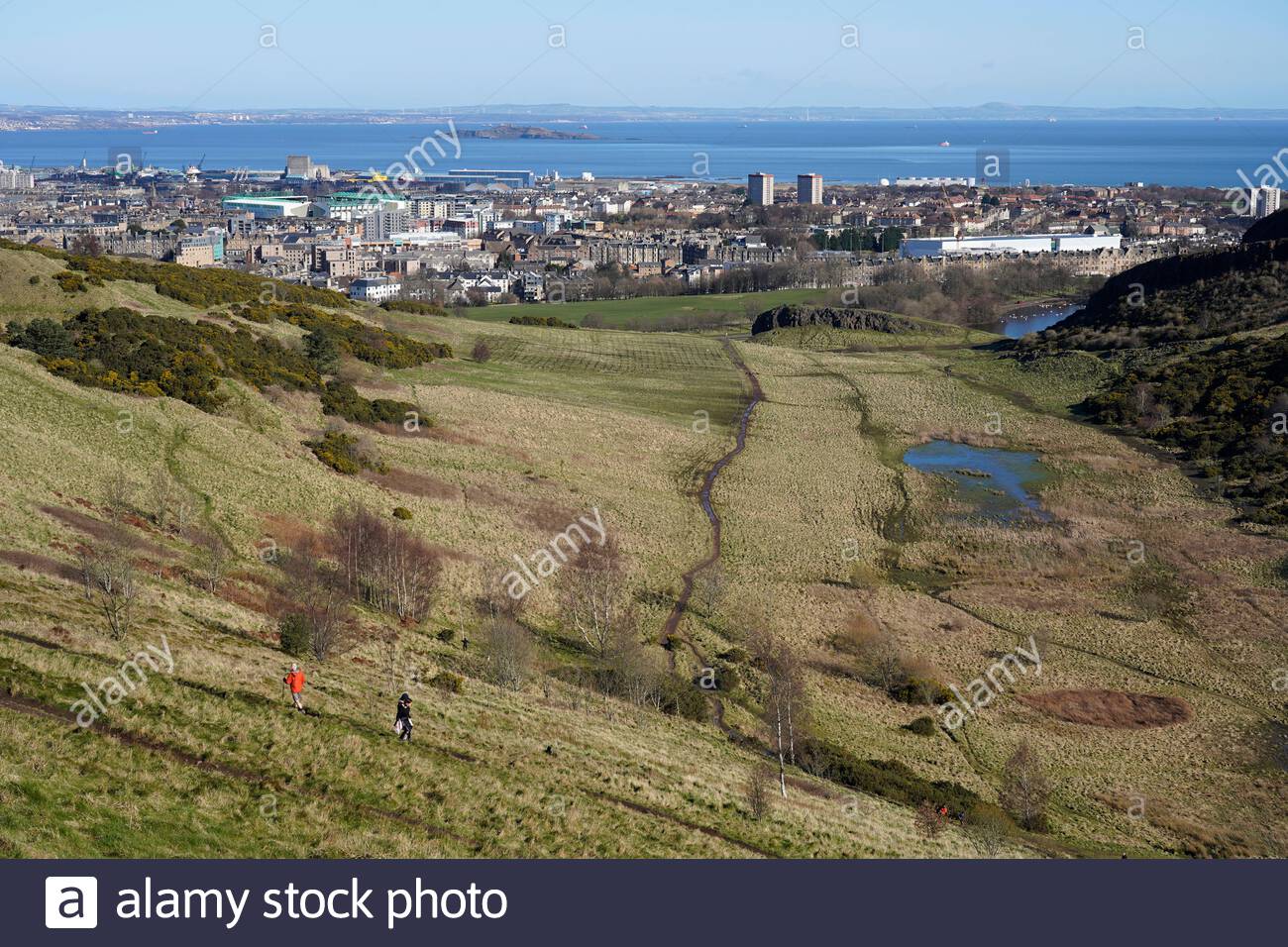 Vista a nord attraverso Hunter's Bog dalle pendici di Salisbury Crags a Holyrood Park, Edimburgo, Scozia Foto Stock