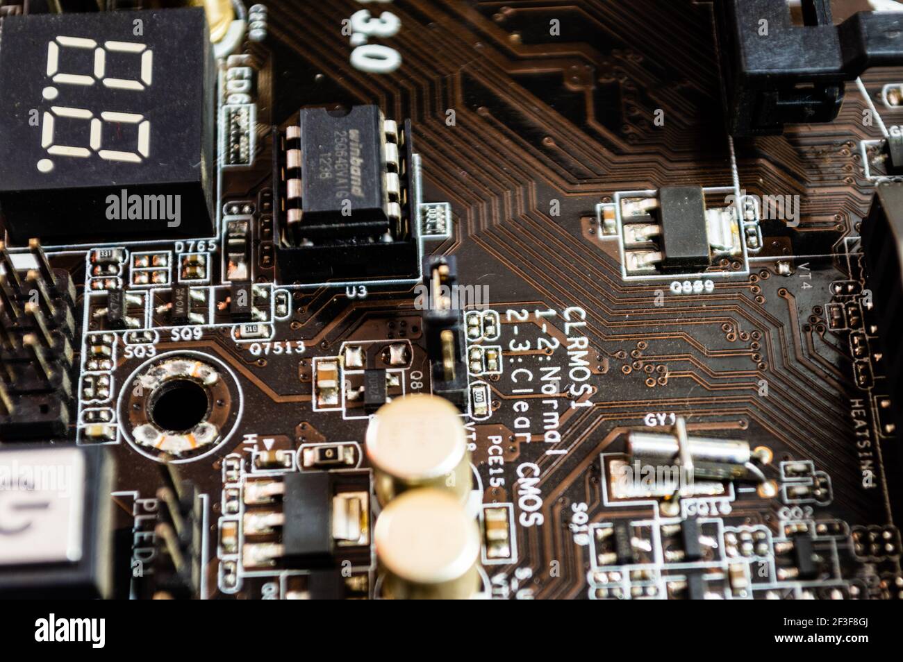 Primo piano dei chip della scheda madre con pin di ripristino CMOS Foto Stock