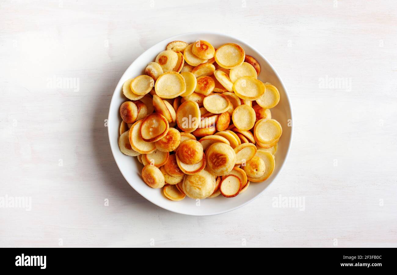 Cibo alla moda - cereali pancake. Un mucchio di mini frittelle di cereali nel boul. Vista dall'alto. Foto Stock