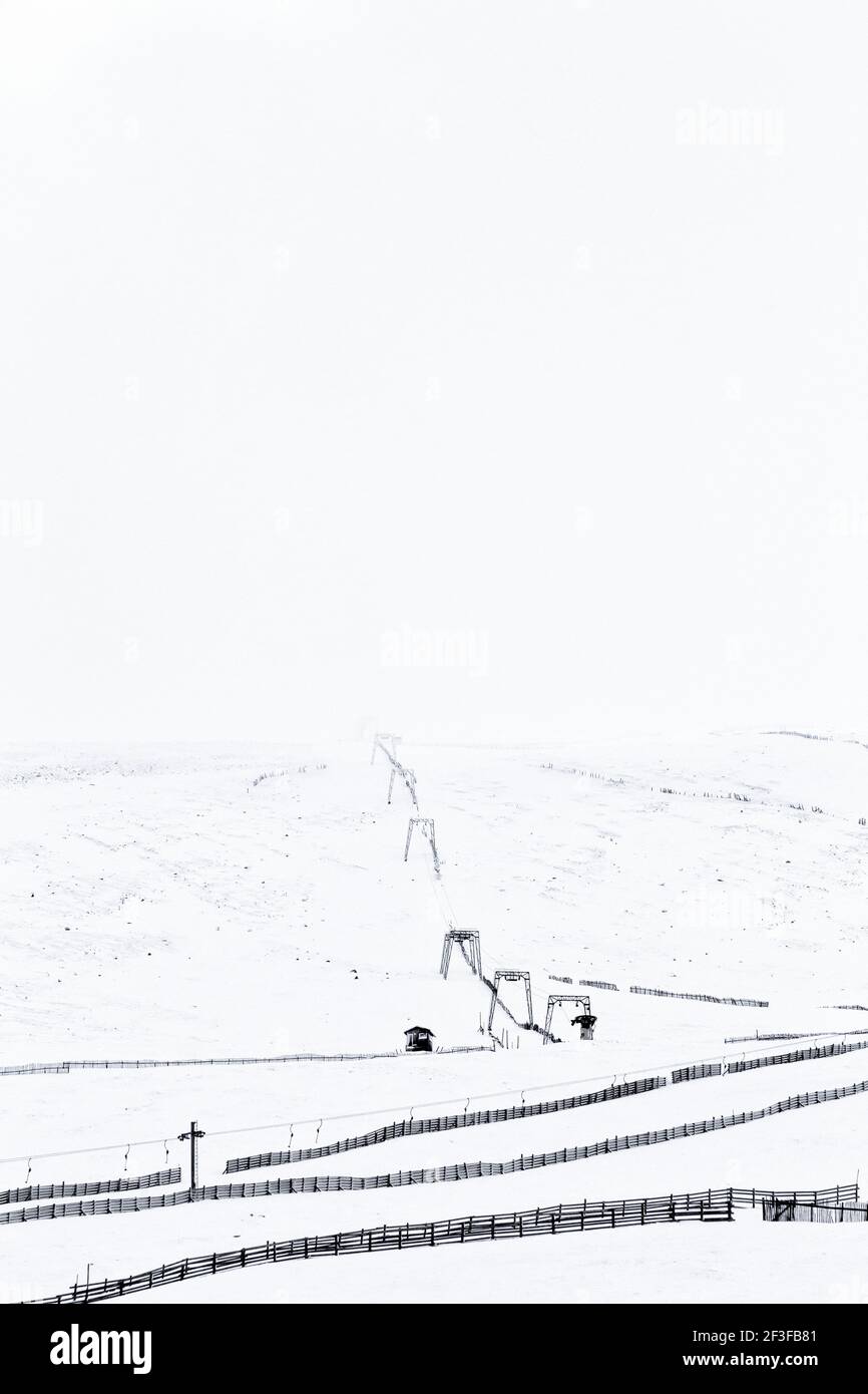 Impianti di risalita sotto la neve caduta Foto Stock