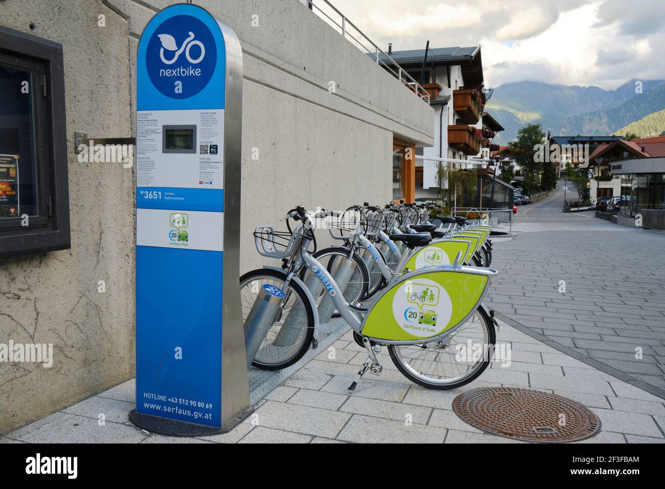 Stazione pubblica di condivisione delle biciclette nella cittadina montana austriaca di Serfaus. Tirol, Austria - 24 agosto 2020. Foto Stock