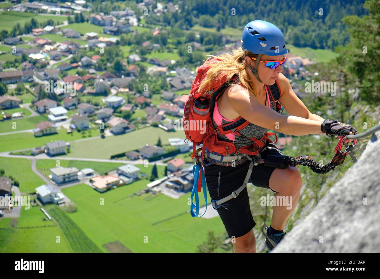 La donna sale via ferrata rotta Nassereith sopra il villaggio di Dormitz, Austria. Estate, avventura, turismo. Foto Stock
