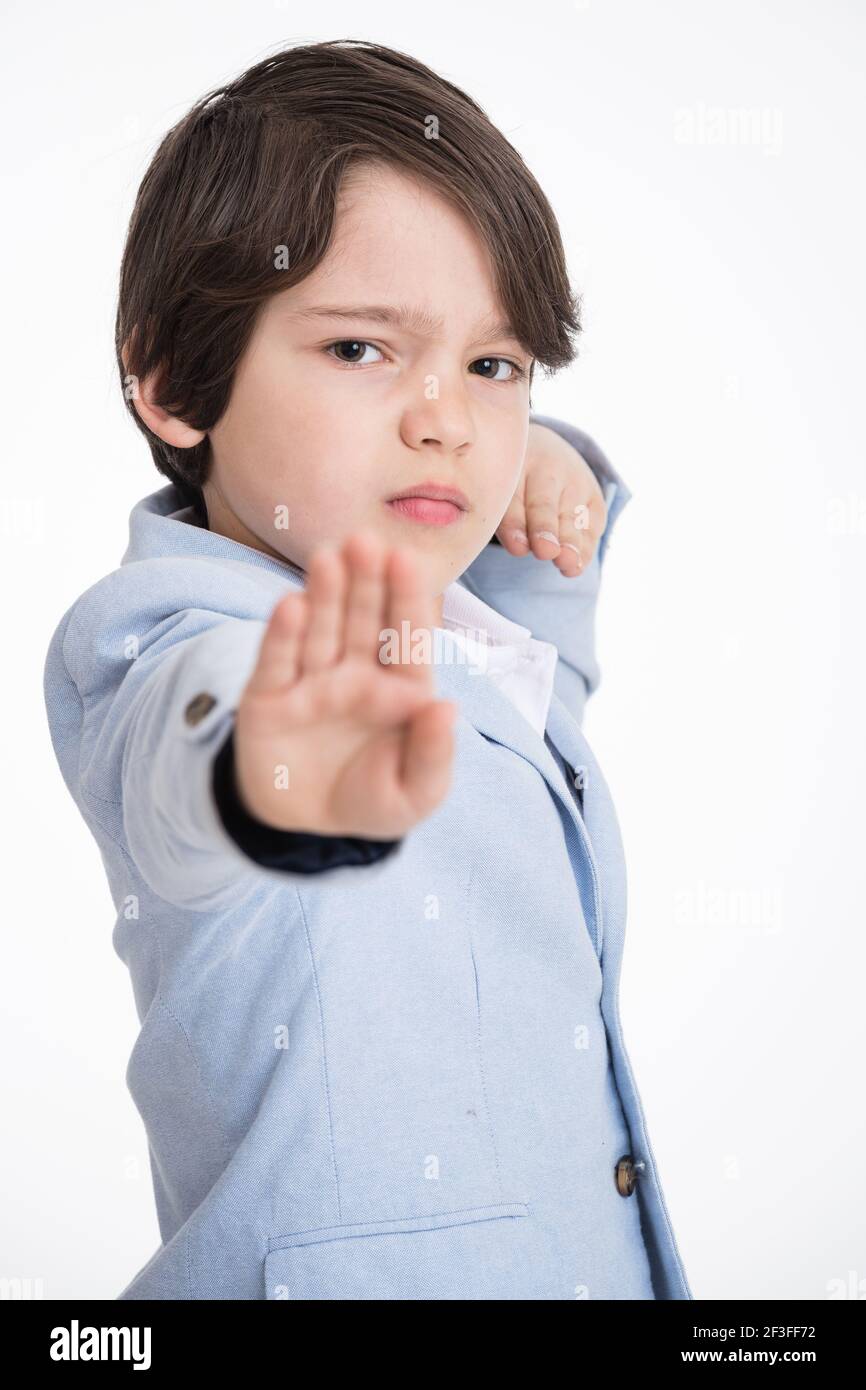 Ragazzo in lotta posa su sfondo bianco Foto Stock